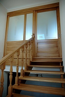 Двери на верхний мансардный этаж частного дома коттеджа