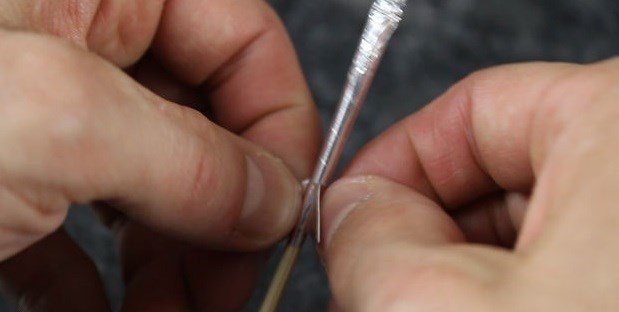 наденьте на ракету ступени-крылья, приклеив их пальцами