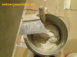 Шпатель и клей для укладки мозаики