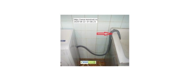 Слив под ванной