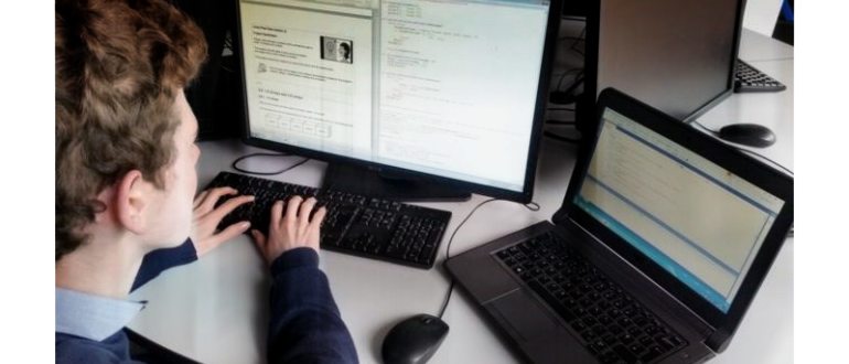 Работник занимается подсчетом