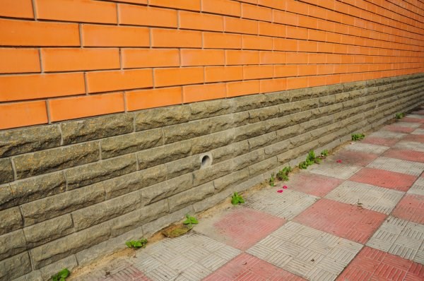 отмостка дома из тротуарной плитки