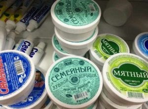 чтобы удалить желтые пятна, вам потребуется смешать 1 ст.л. измельченного мела