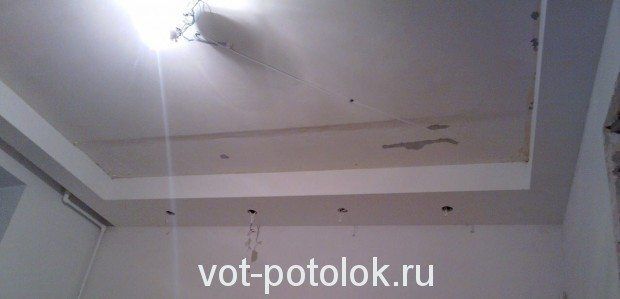 Комбинированный потолок из гипсокартона и натяжного потолка с подсветкой