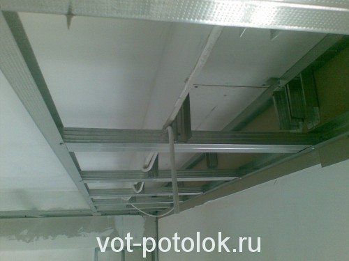 Комбинированный потолок из гипсокартона и натяжного потолка с подсветкой