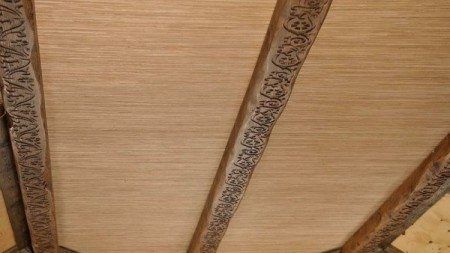 Двухуровневый потолок на кухне из гипсокартона с деревянными балками