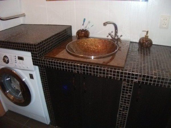 Полки в ванной комнате из гипсокартона над стиральной машиной