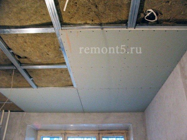 Ровные потолки из гипсокартона фото для гостиной стиле классика