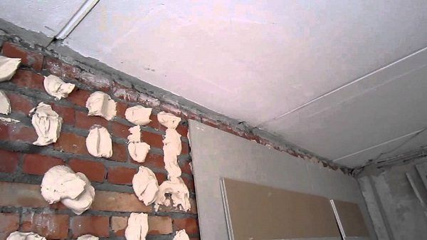 Как выровнять стены гипсокартоном без каркаса в деревянном доме